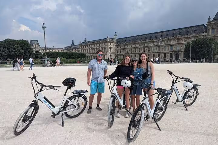 Private Paris e-bike city highlights tour at the Louvre courtyard with electric bikes and helmets