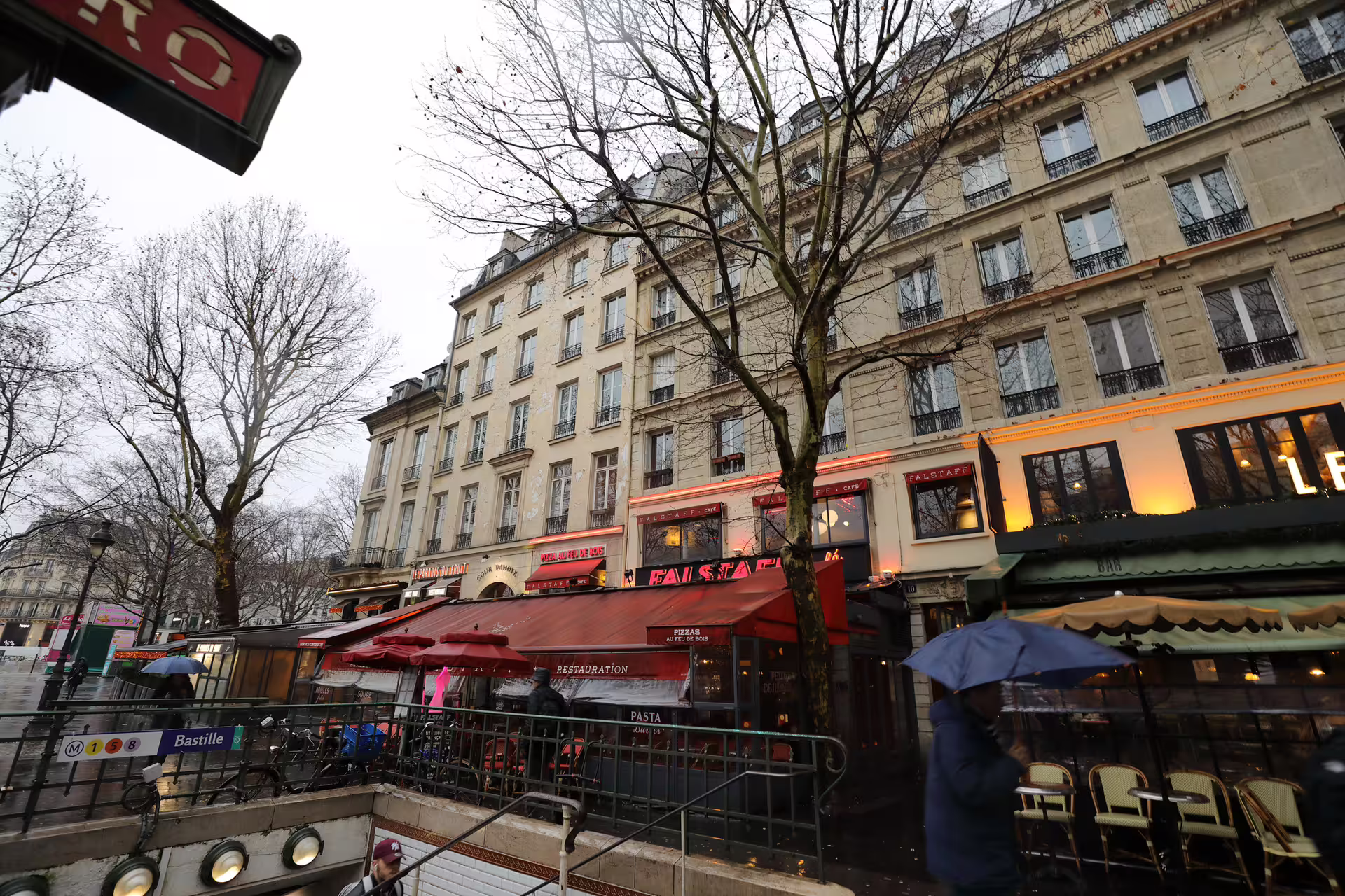 Bastille metro entrance and Paris café terraces, ideal stop on 1-day Paris foodie walking tour audioguide