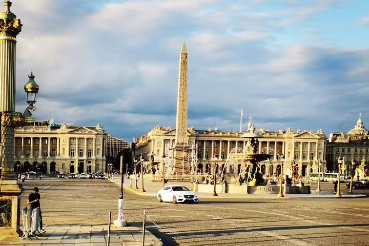 Private car in Place de la Concorde Paris, roundtrip airport transfer service for 1-3 travelers