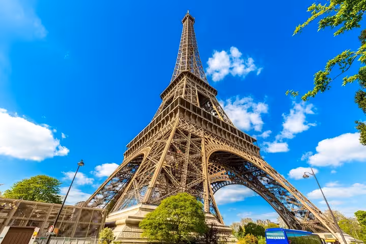 Eiffel Tower view in Paris for private luxury tour with Eiffel Tower lunch, Seine cruise and Louvre visit