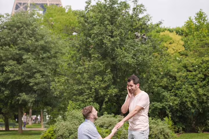 Man proposes to partner on one knee in Paris park near Eiffel Tower
