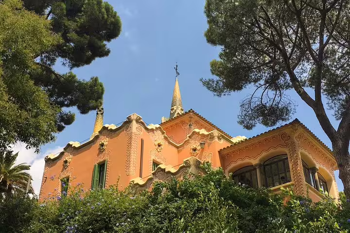 Vibrant building in Park Güell, Barcelona, showcasing unique Gaudí architecture amidst lush greenery, perfect for a private tour.