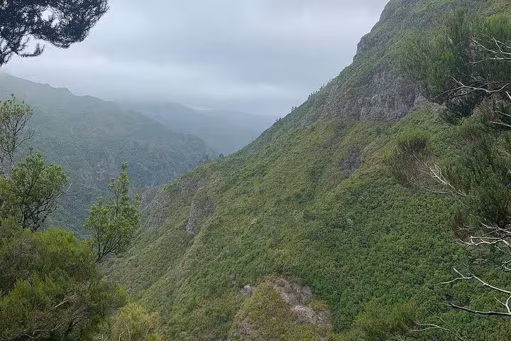 Guests with 4x4 at Madeira viewpoint on Pico do Areeiro to Ponta São Lourenço East expedition