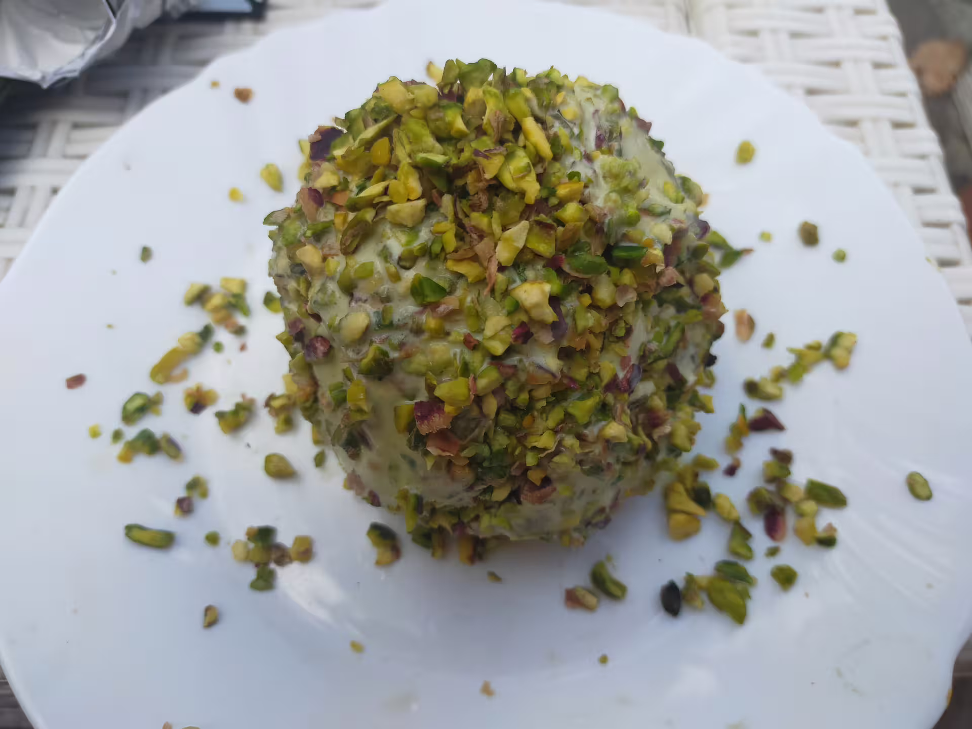 Dessert artigianale alla pistacchio servito in un bar sul mare tra Pizzo e Tropea, dolce tipico della Costa degli Dei
