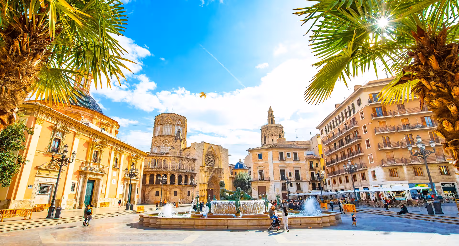 Plaza de la Virgen with Turia fountain and Valencia Cathedral on Leyendas Locales and Holy Grail tour