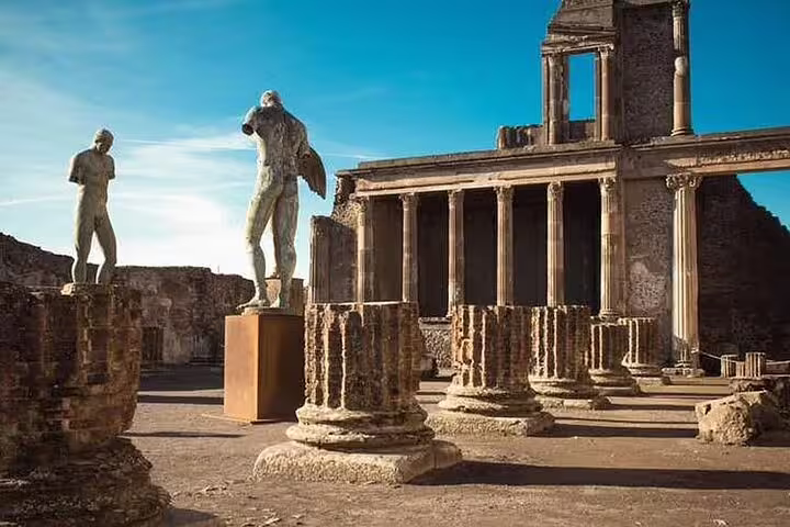 Ancient ruins and statues in the archaeological site of Pompeii, visited on a Sorrento Positano and Pompei private tour