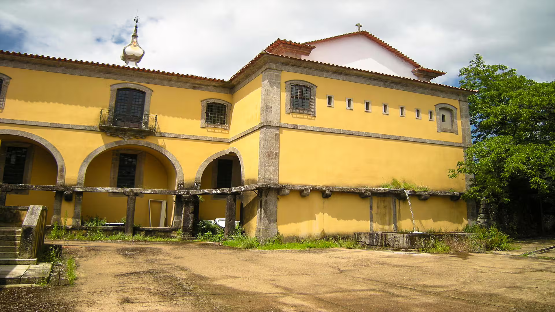 Historic yellow building with arched windows in Ponte de Lima, ideal for a private tour in the scenic Vinho Verde region.