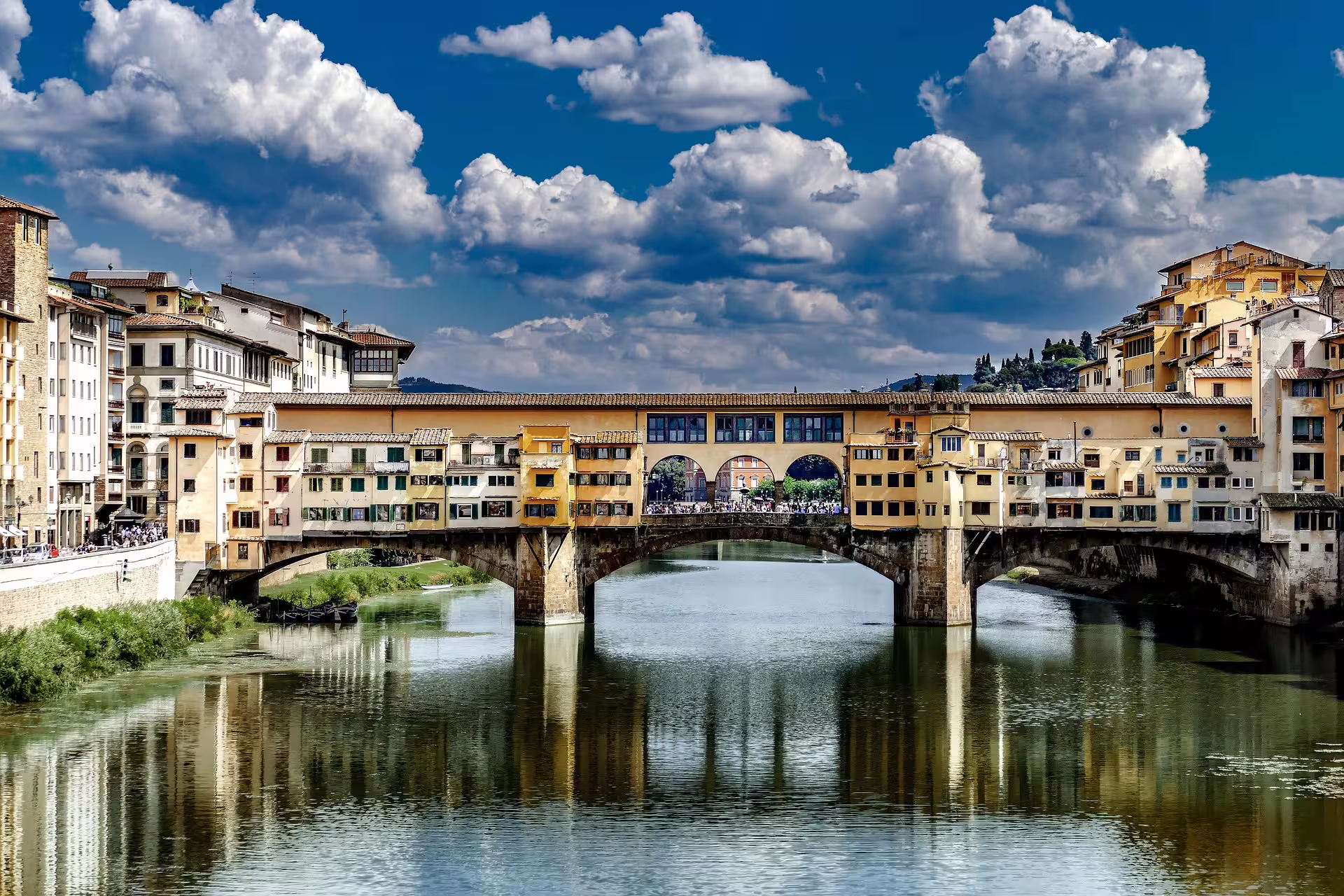 Ponte Vecchio bridge over the Arno River in Florence, seen on scenic private transfer routes from Rome to Tuscany
