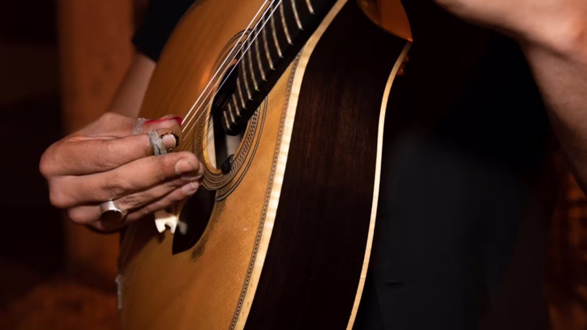 Image of a musician with a Portuguese Guitar, an essential instrument of Fado, on Cooltour Oporto's Porto Fado & Wine Tour