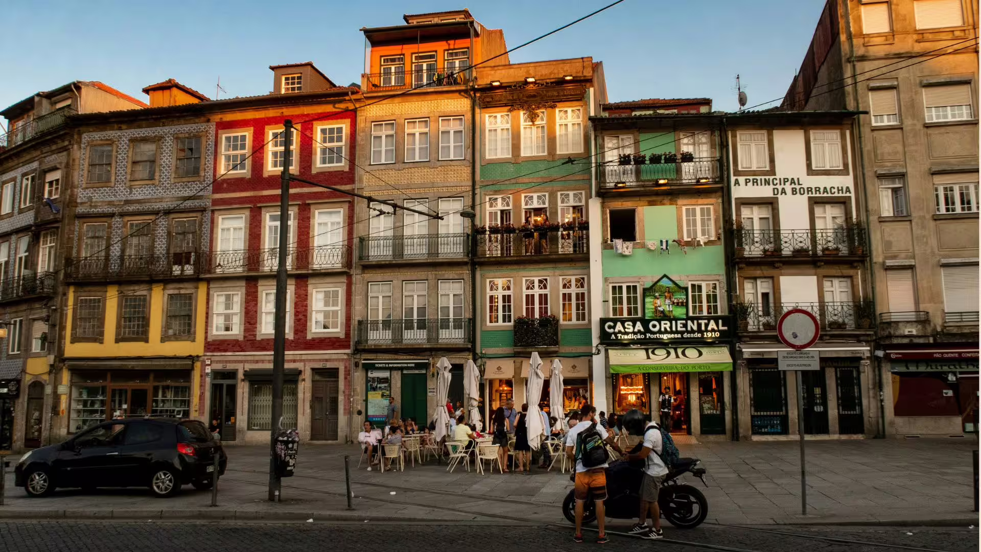 Image of historic Porto buildings during a cultural walk on Cooltour Oporto's Porto Fado & Wine Tour
