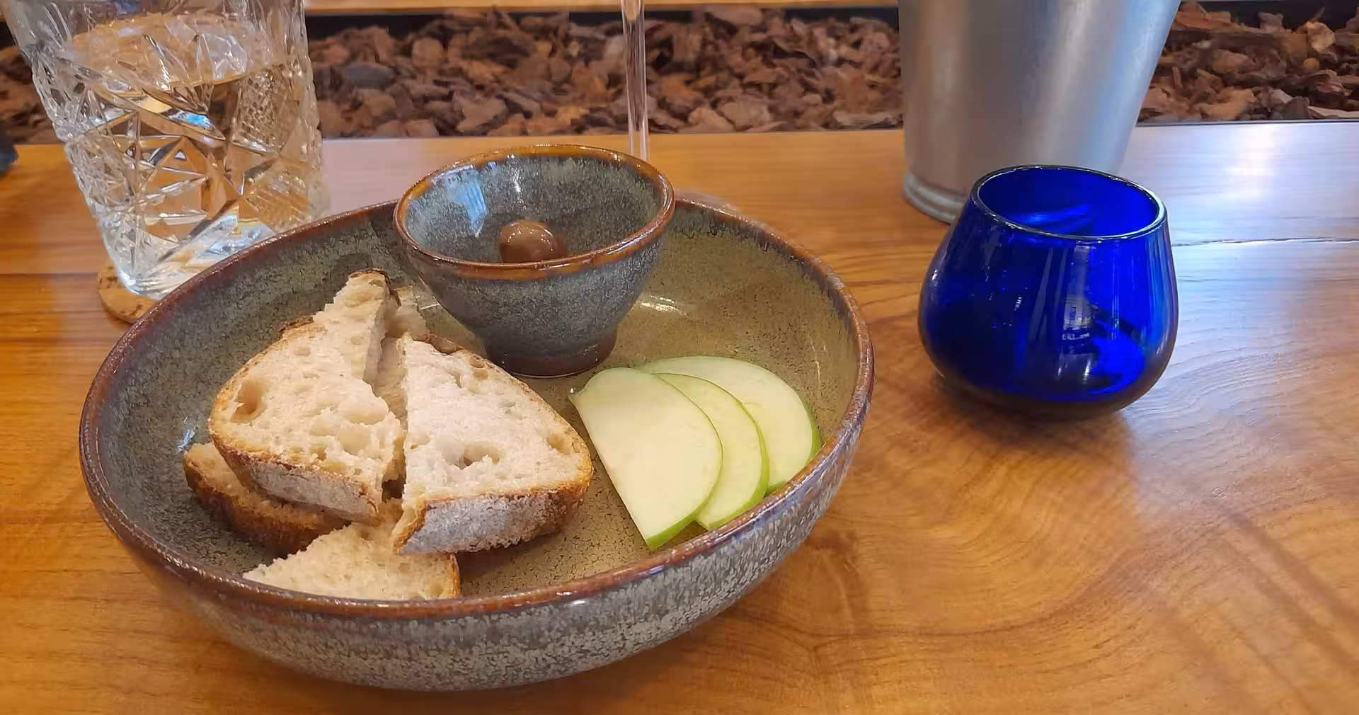 Bread and green apple slices on tasting plate for Porto olive oil tasting tour with local guide