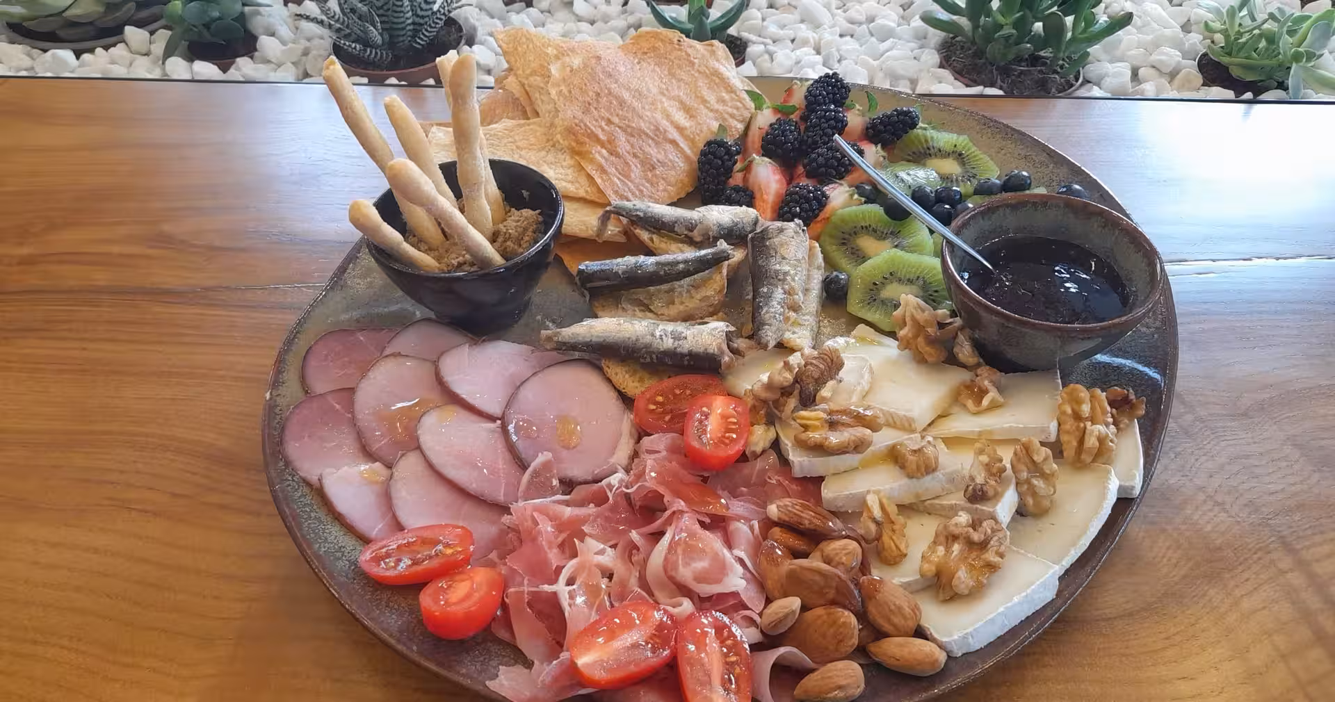 Portuguese tapas board with bread, cured meats and cheese paired with extra virgin olive oil tasting in Porto