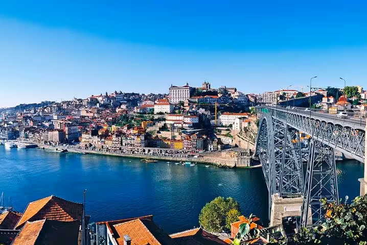Scenic Porto skyline and Dom Luís I Bridge over Douro River, ideal for Porto to Santiago transfer tour