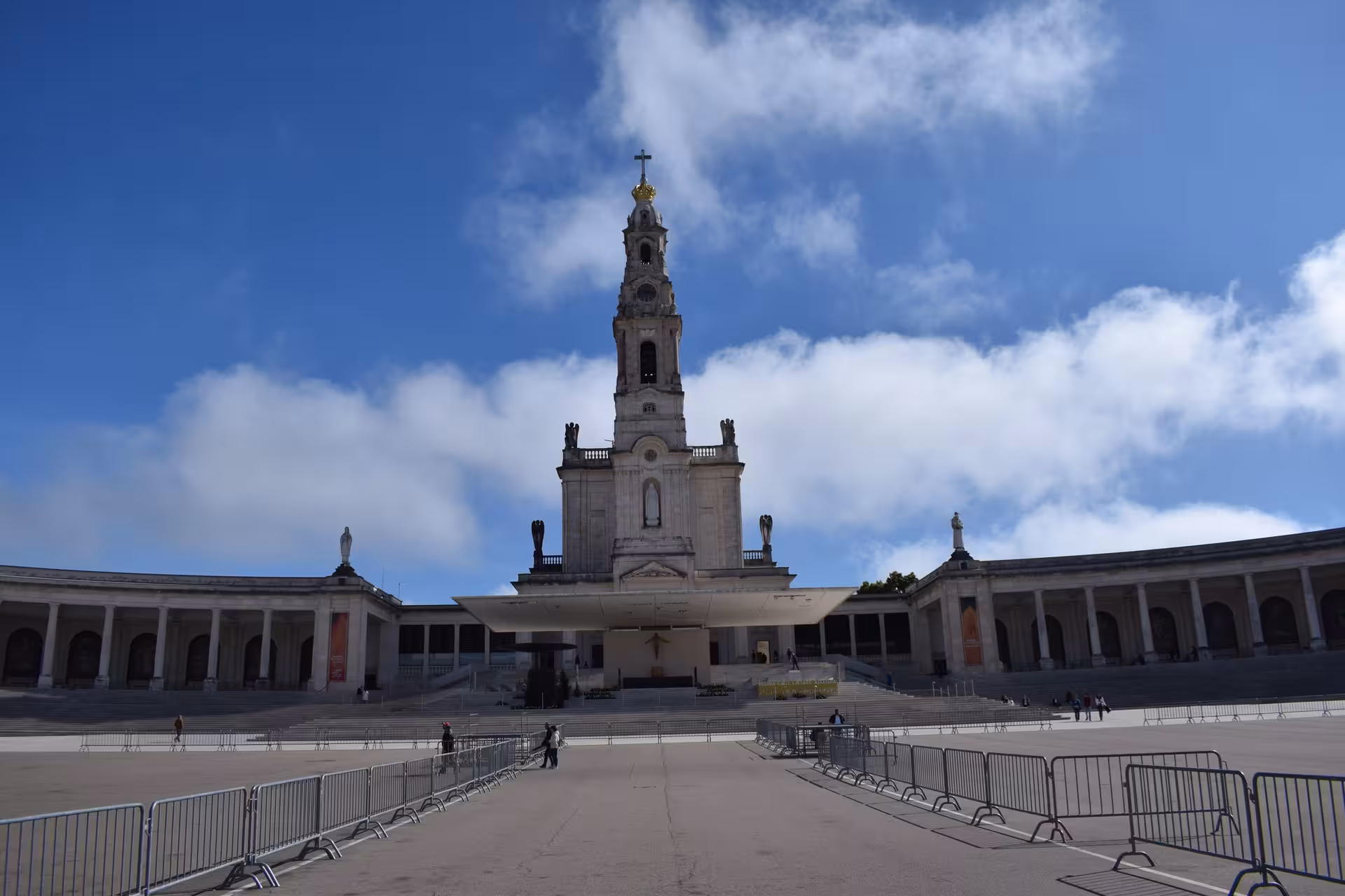 Safe private transfer from Porto to Fátima, arriving at the Sanctuary of Our Lady of Fátima square