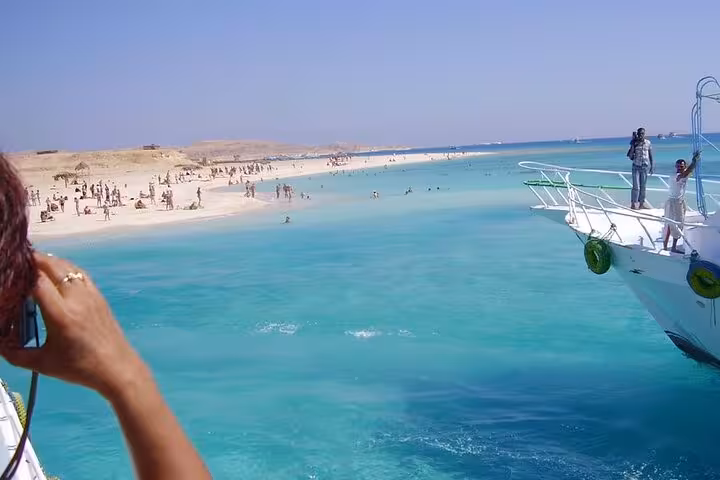 Turquoise lagoon and sandy island stop seen from yacht on private boat trip from Hurghada to El Gouna