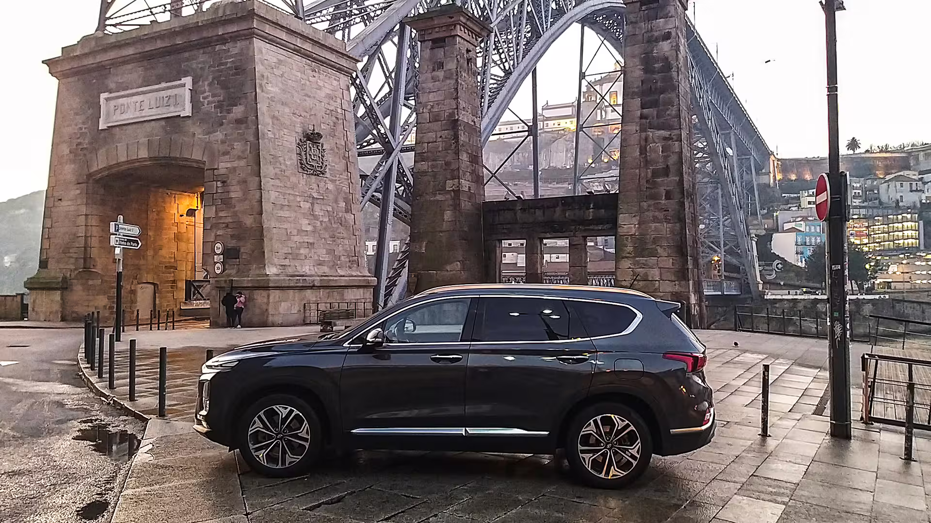 Elegant SUV in front of Porto's iconic Ponte Luiz I, highlighting private car transfer service to Castelo Branco.