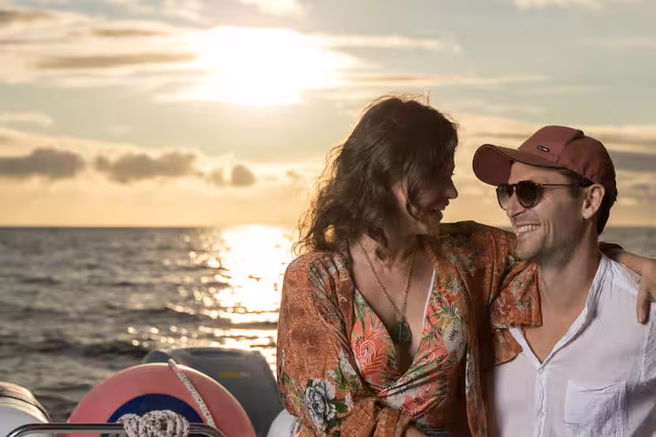Private cruise offering afternoon tea, coffee, and activities with free WiFi for up to 18 passengers, featuring brunch from 10:00 to 12:30.