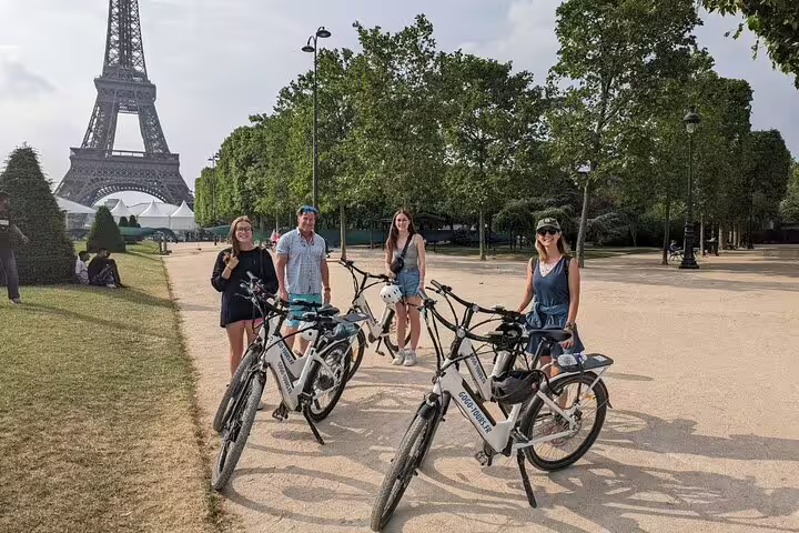 Private Paris e-bike city highlights tour group with electric bikes near the Eiffel Tower in Paris