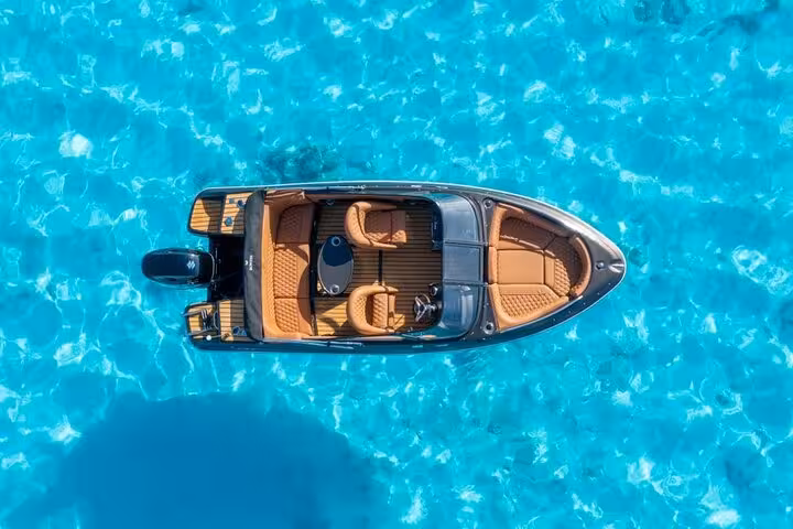 Private speedboat in crystal-clear Red Sea, Hurghada, ideal for dolphin watching and snorkeling trip
