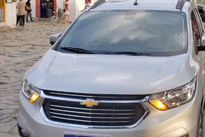 Spacious silver Chevrolet ready for private transfer from Guarulhos Airport to São Paulo hotels.