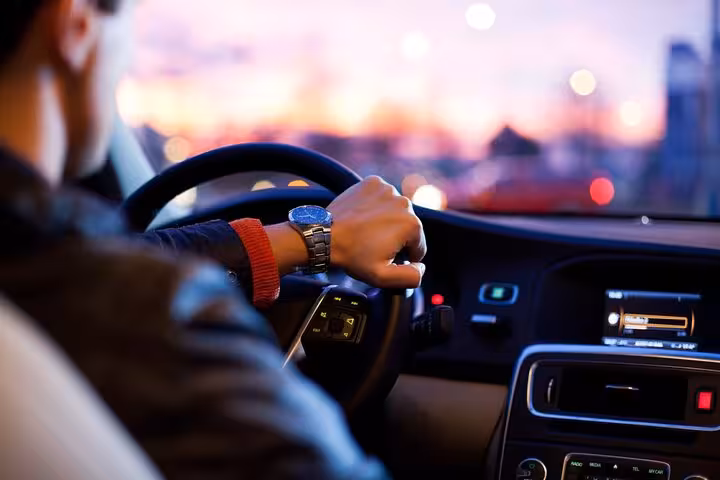 Driver hands on steering wheel during private one-way transfer from Luxor to Hurghada, air-conditioned car