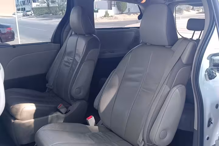 Comfortable leather seats inside a private transfer vehicle for up to 4 passengers from Muscat to Nizwa