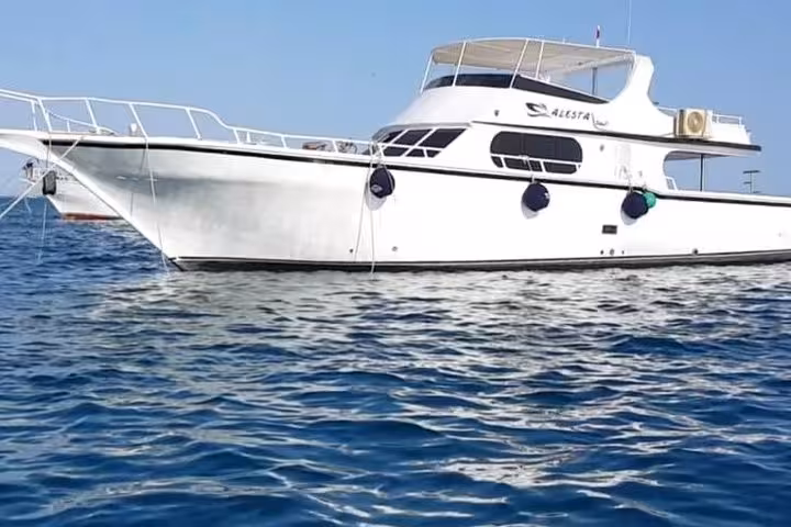 Private yacht cruising the Red Sea from Hurghada to Sahl Hashesh, Makadi Bay, Soma Bay, Safaga and El Gouna