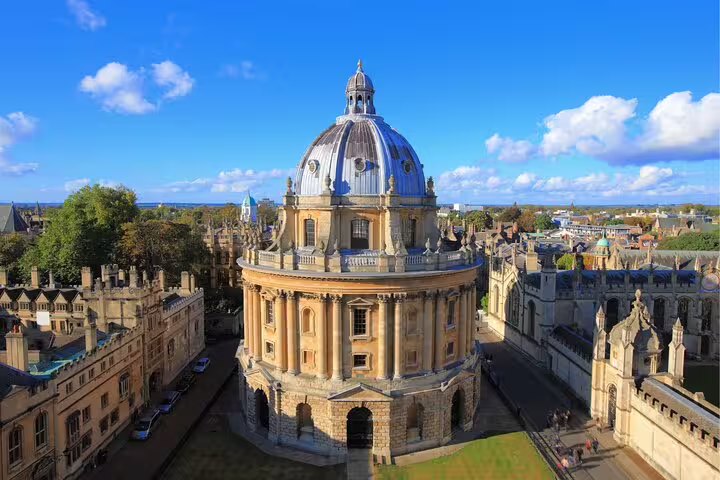Radcliffe Camera in Oxford under blue skies, key landmark on an Oxford scavenger hunt self-guided tour
