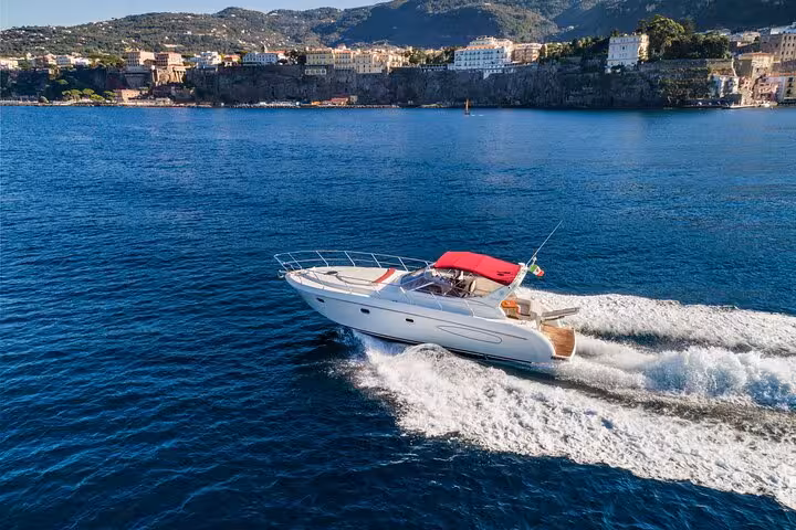 Raffaelli Shamal 40 yacht cruising along the stunning Sorrento coastline on a luxury tour to Capri.