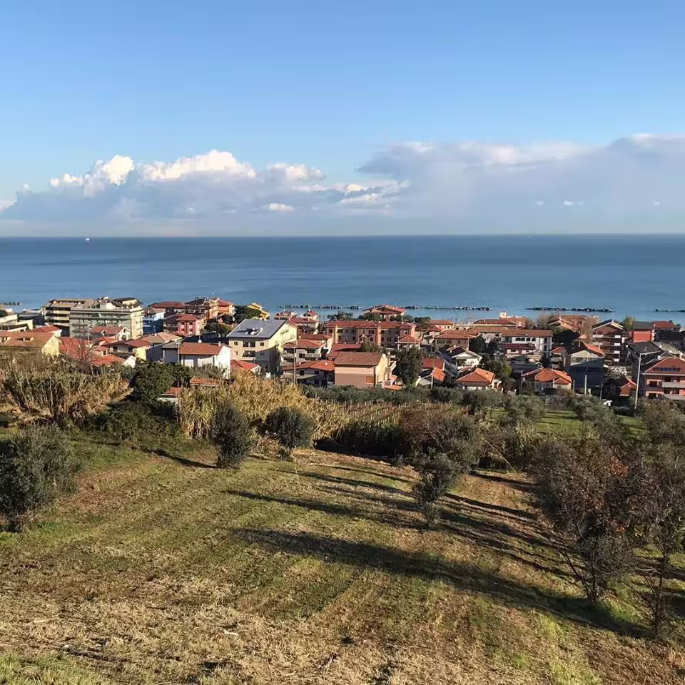 Panorama sulla costa abruzzese vicino alla cantina Rapino, tappa della visita e degustazione vini locali