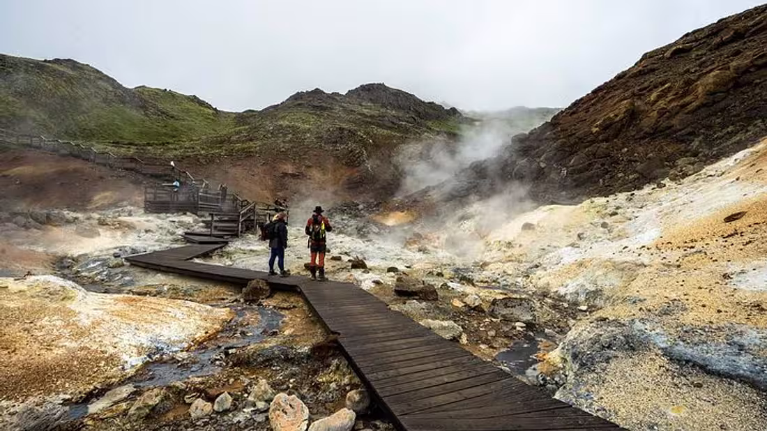 People exploring volcanic areas on the Reykjanes peninsula 