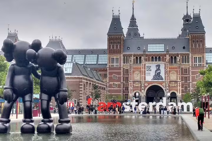 Rijksmuseum with I amsterdam sign and pond, highlight of a private half-day Amsterdam sightseeing tour