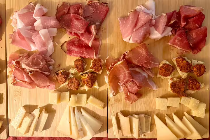 Italian antipasti boards in Rome with prosciutto, salami, pecorino cheese and crostini served on the Fabullus wine pairing tour