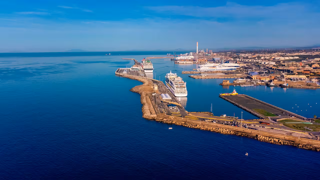 Veduta aerea del porto di Civitavecchia con grandi navi da crociera in partenza per trasferimento da Roma centro