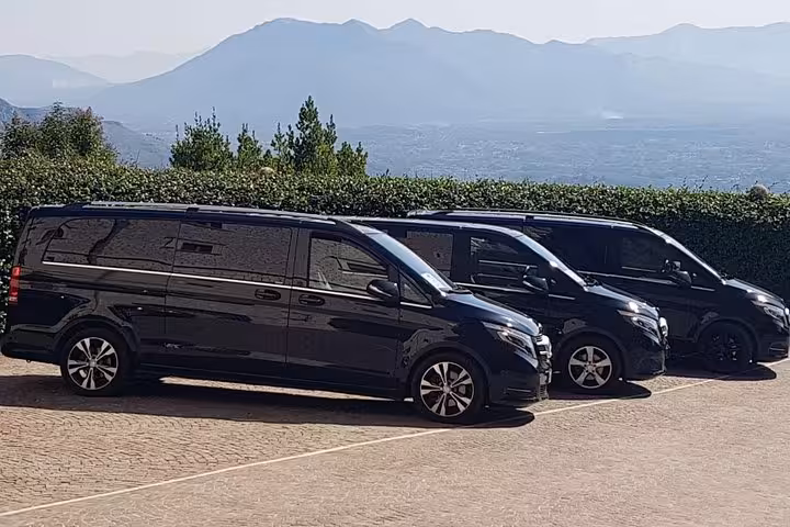 Comfortable minivan transport for full-day Rome to Florence and Pisa tour with scenic Tuscan views