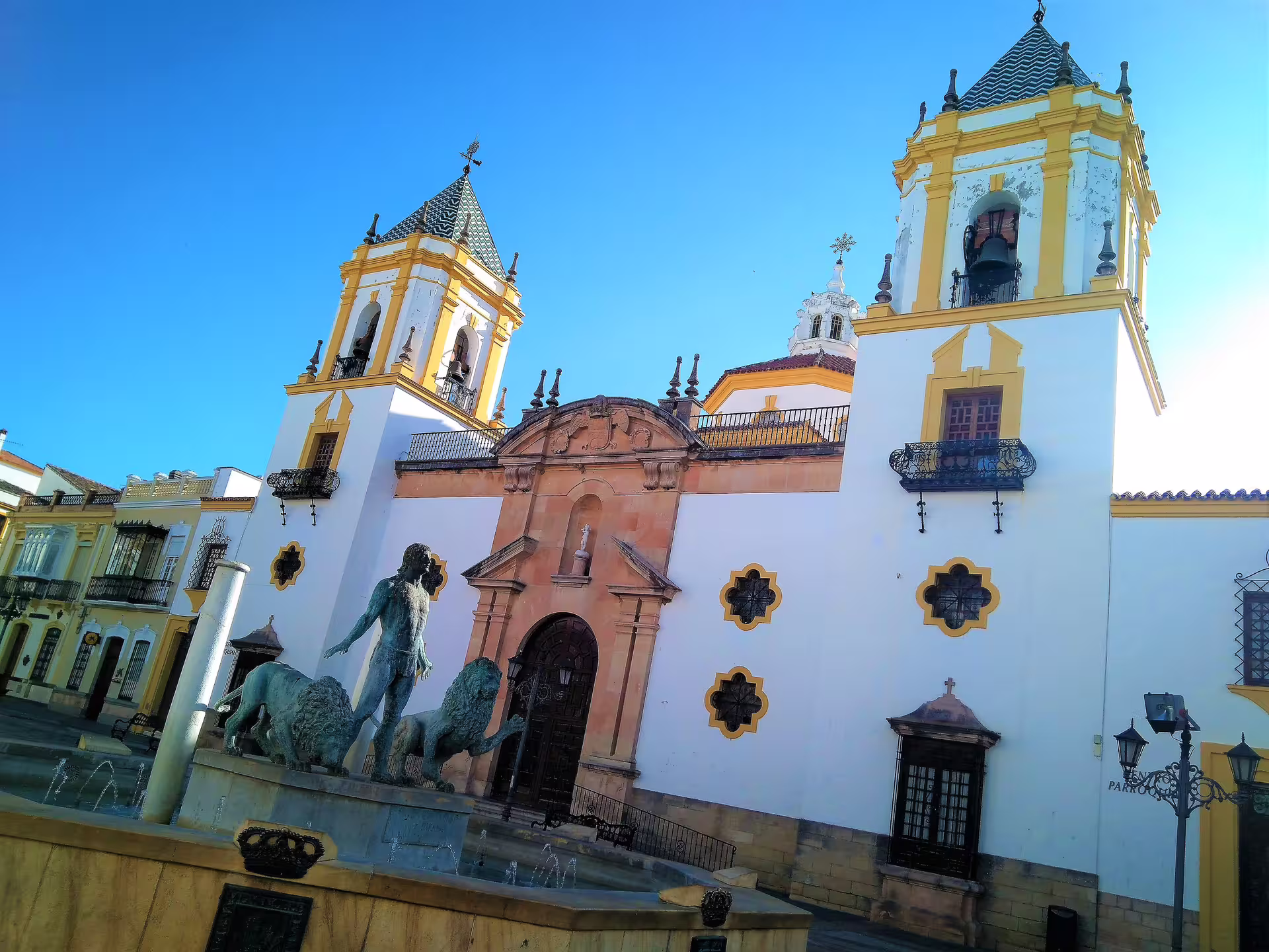 Church of Santa María la Mayor and fountain in Plaza Duquesa de Parcent on a Ronda group walking tour