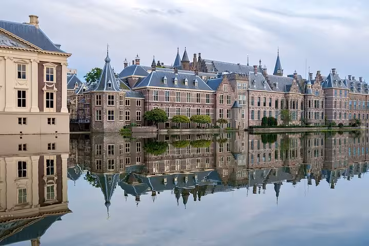 Binnenhof and Hofvijver lake reflections in The Hague, stop on a private Rotterdam to Kinderdijk Delft tour