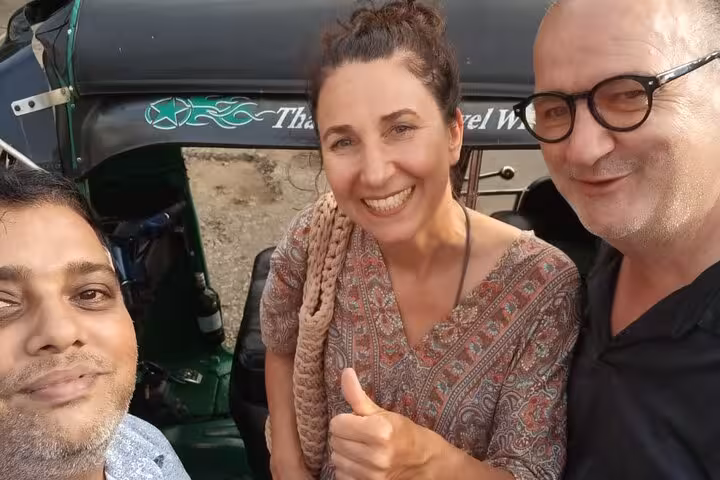 Happy guests with local driver beside tuk tuk, Colombo all-inclusive city tour low price, Royal City Tuk Tuk