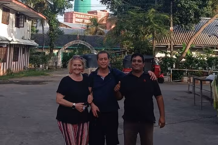 Guests posing with tuk tuk guide in Colombo street, Royal City Tuk Tuk low price all-inclusive city tour