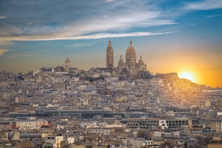Sunset view of Sacré-Cœur Basilica over Montmartre, iconic stop on Paris street art walking tour and tasting