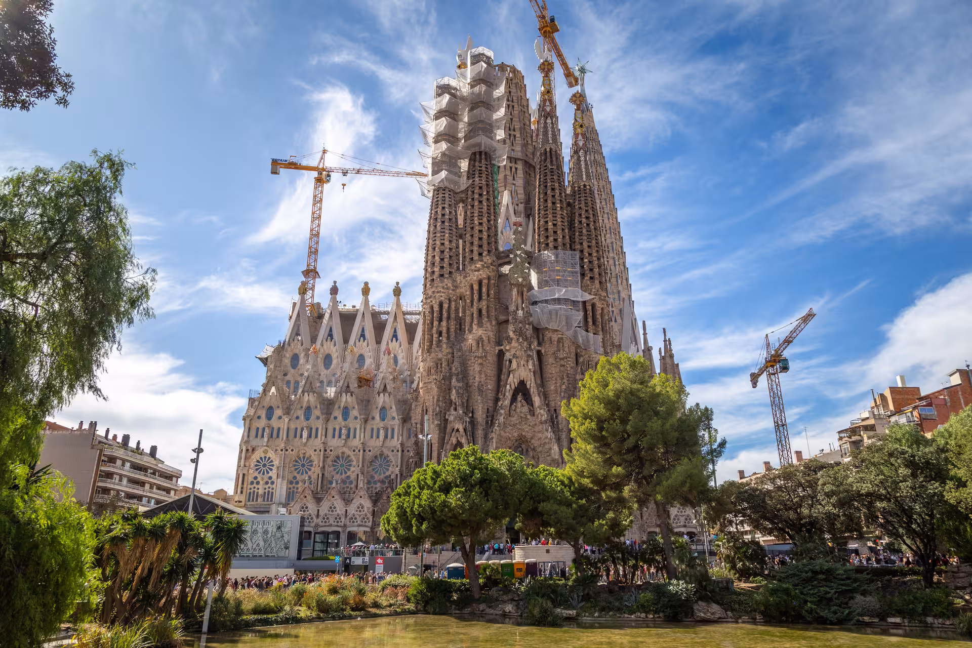 Sagrada Família exterior view on Barcelona highlights tour, Gaudí basilica with towers and skyline
