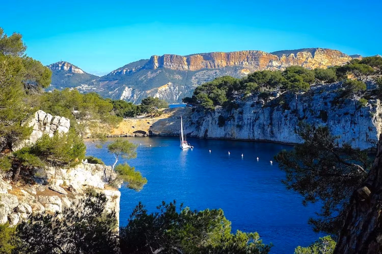 Sailboat in Calanque d’En-Vau lagoon, Calanques National Park hike linking Port-Pin and Port-Miou from Cassis