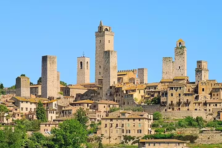Panoramic view of San Gimignano’s medieval skyline, a highlight stop on the Chianti wine tasting tour