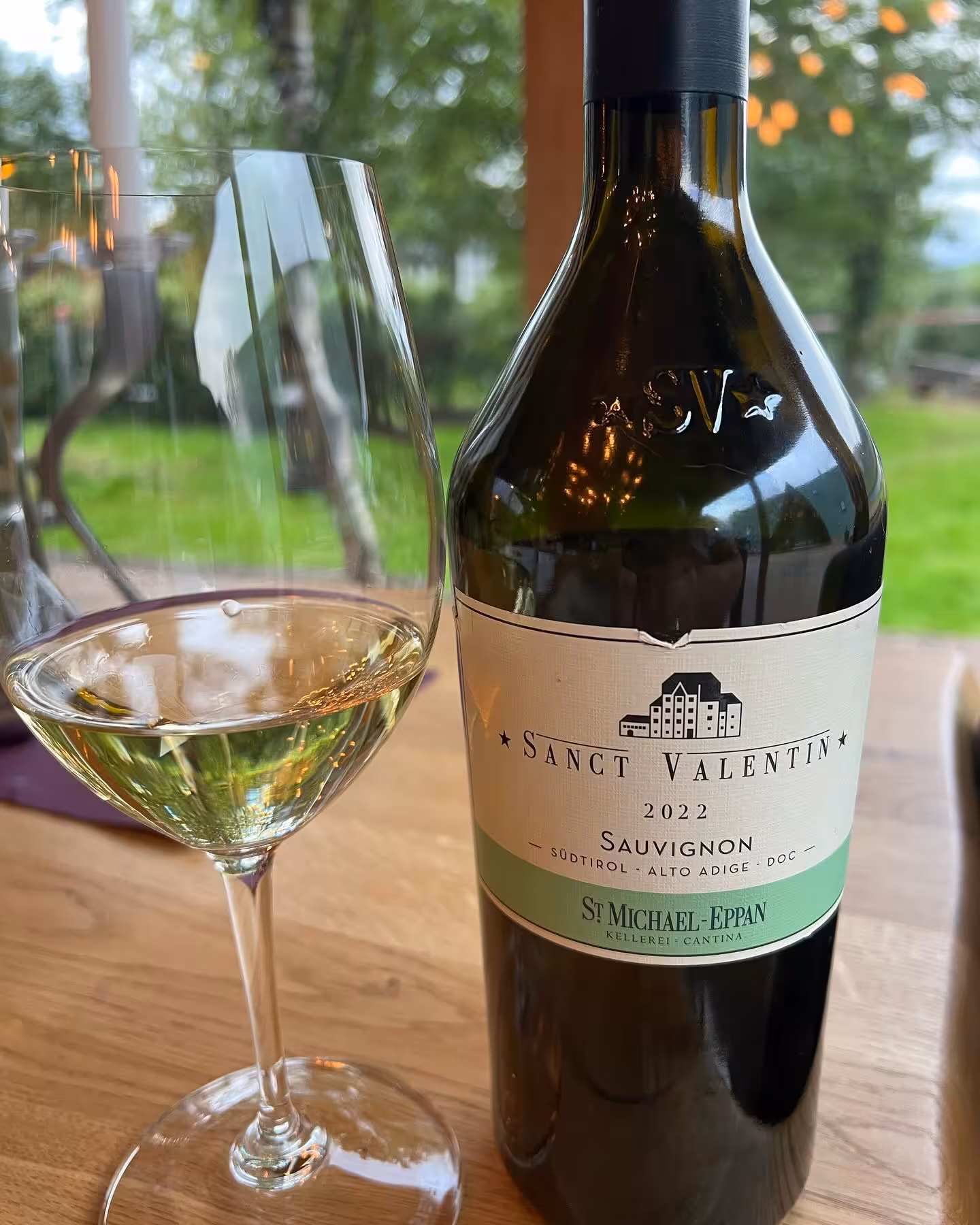 Sanct Valentin 2022 Sauvignon blanc by St Michael-Eppan poured lakeside during an elegant wine tasting experience
