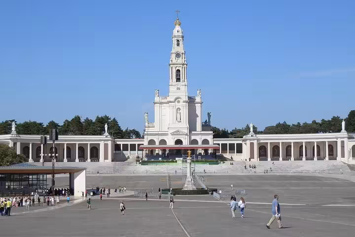Panoramic view of the Sanctuary of Fátima, a key highlight on the 7-day Castilla and Portugal tour from Madrid.