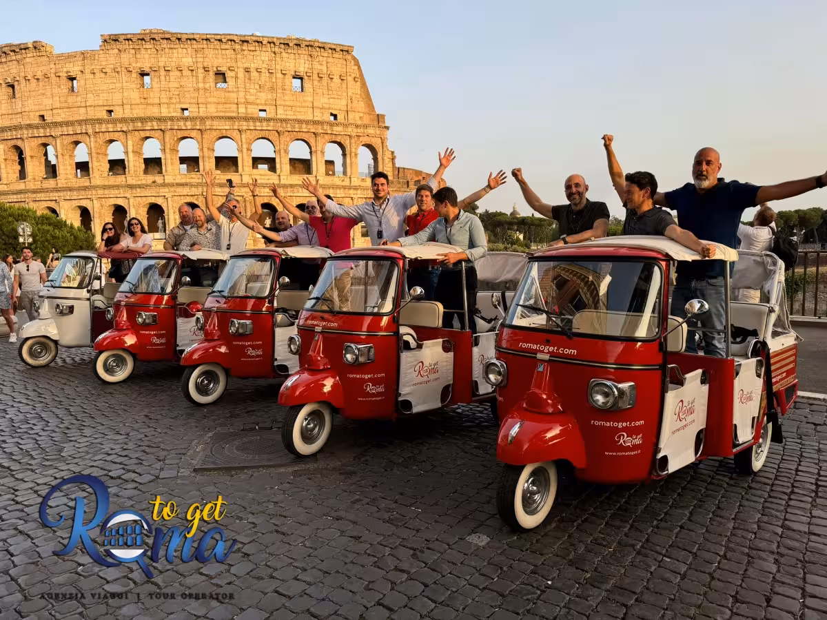 Cheerful group with tuk-tuks in front of the Colosseum, ideal for a Sant'Angelo Castle and city tour combo.