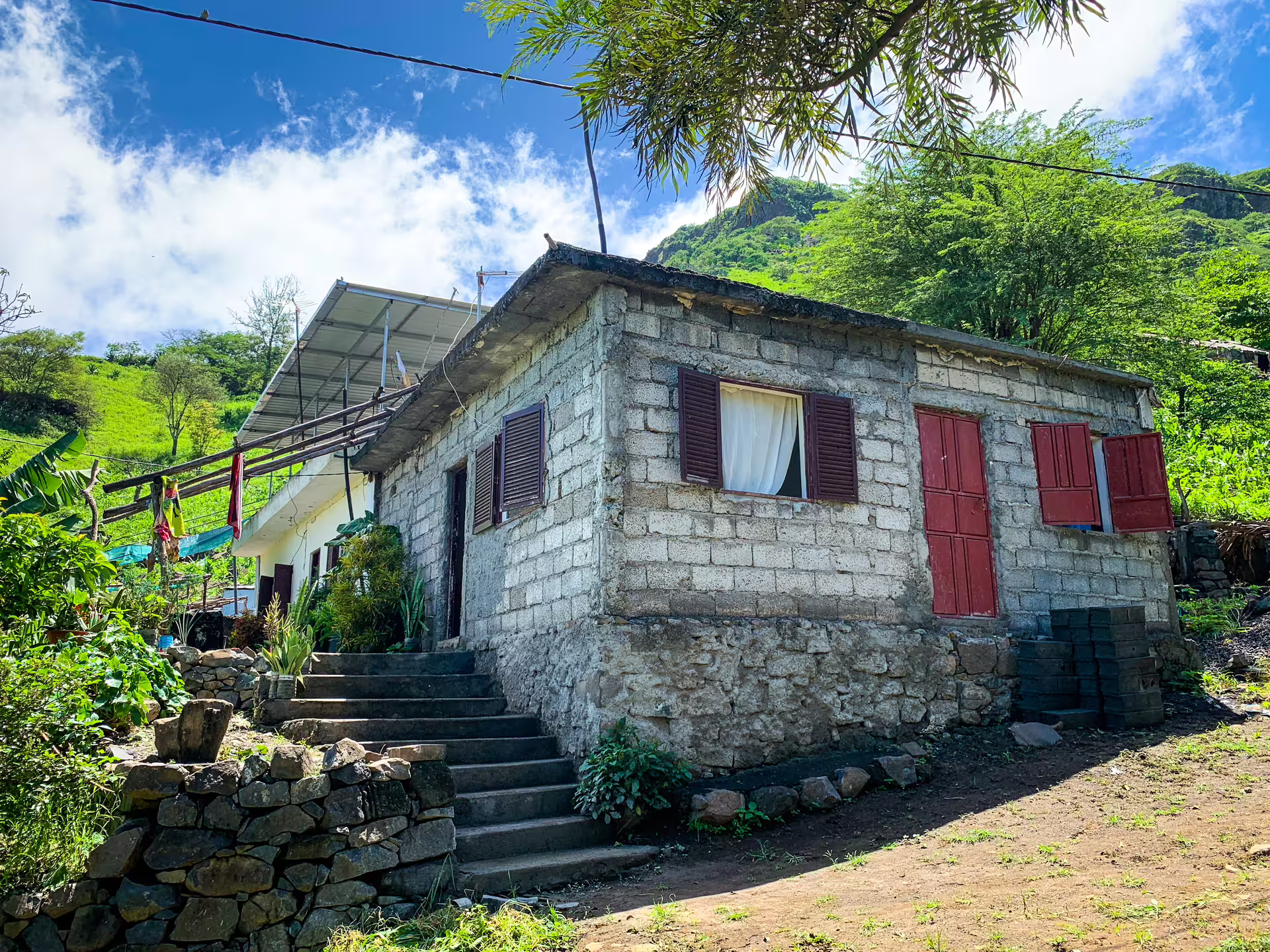 Charming stone house surrounded by lush greenery on Santiago Island, ideal stop on the Rui Vaz hiking tour.