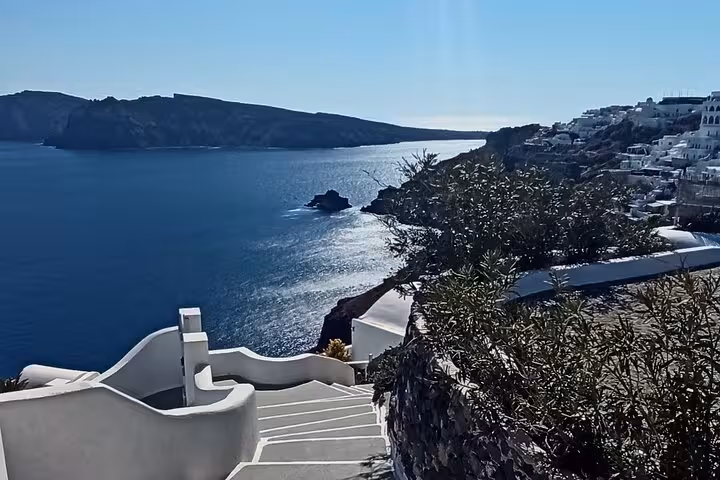 Santorini caldera staircase with sea view in Oia, ideal stop on a private 3-day tour with transfers
