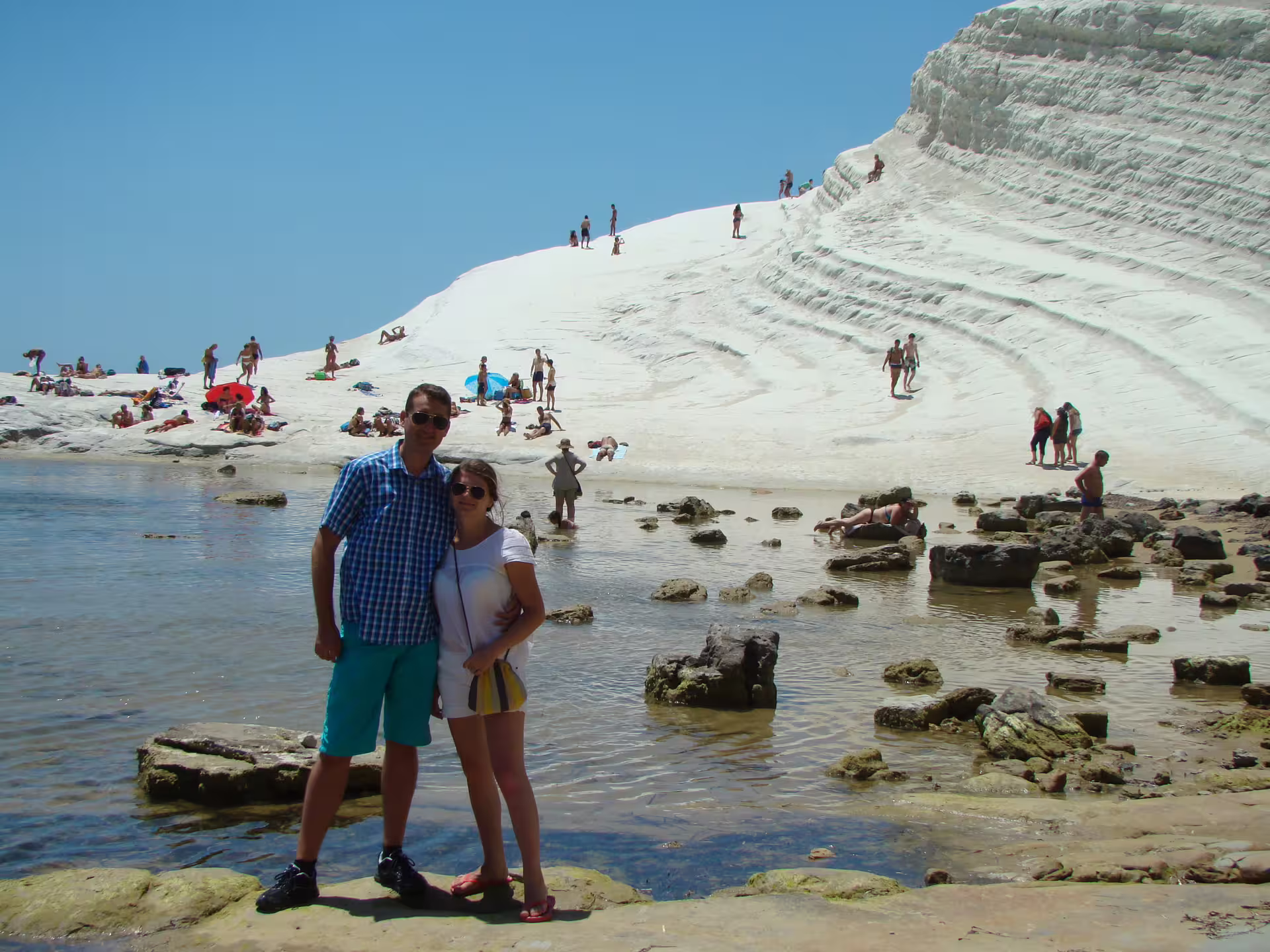 Couple enjoying a sunny day on Sicily’s white Scala dei Turchi cliffs during a private tour from Palermo to Agrigento