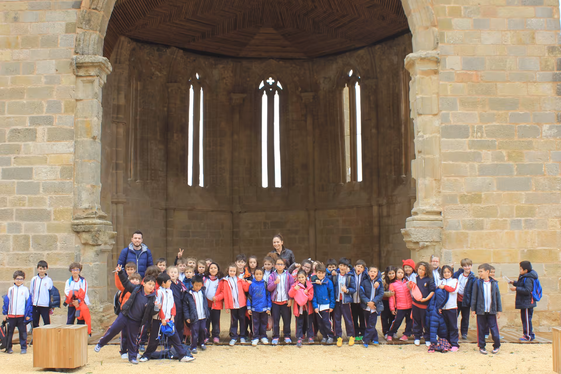 School group visiting a historic stone apse in Huete, Cuenca, during the Guided tour of Huete Monumental